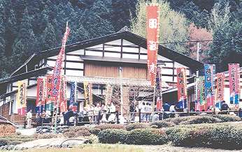 1894年建築の明治座=岐阜県中津川市加子母で